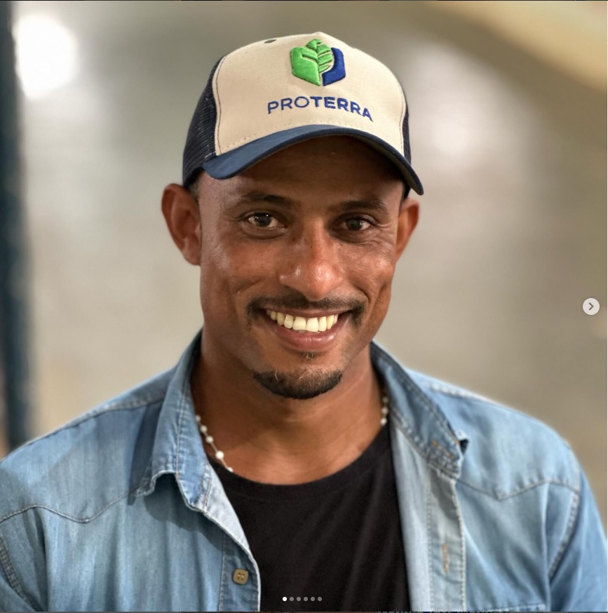 Colaborador ProTerra com boné da empresa, sorrindo